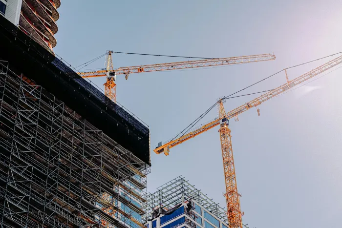 Construção projeta crescimento de 1,8% em 2025, mas encerra ano com confiança abaixo da linha de otimismo