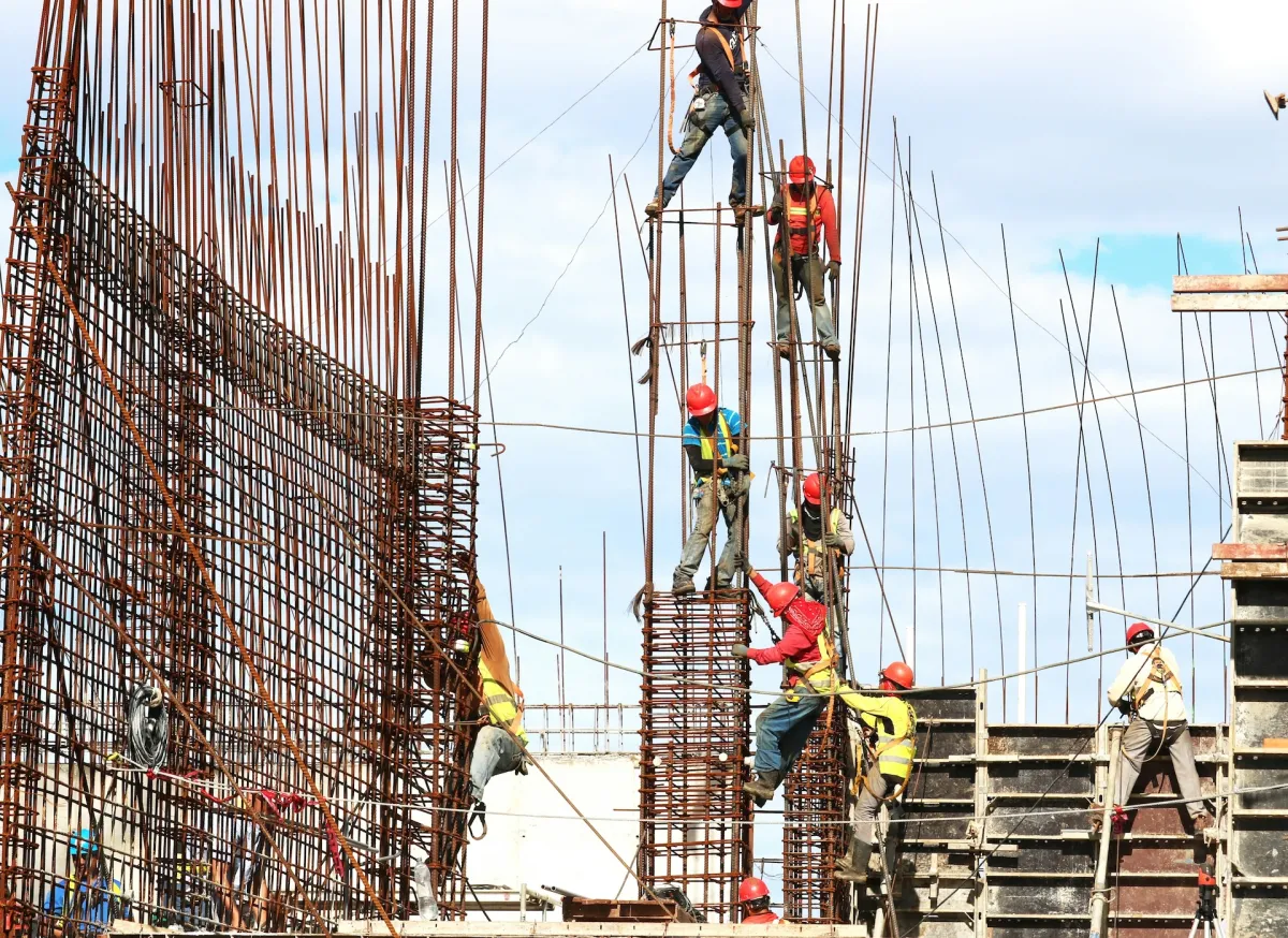Construção mantém ritmo entre custos altos e sinais de cautela