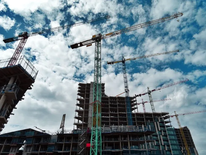 Construção civil enfrenta desafios, mas mantém projeções otimistas para 2025