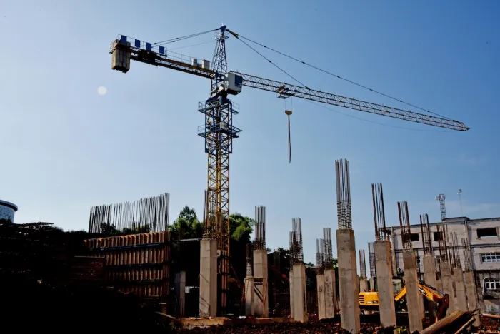 Construção projeta crescimento de 1,8% em 2025, mas encerra ano com confiança abaixo da linha de otimismo