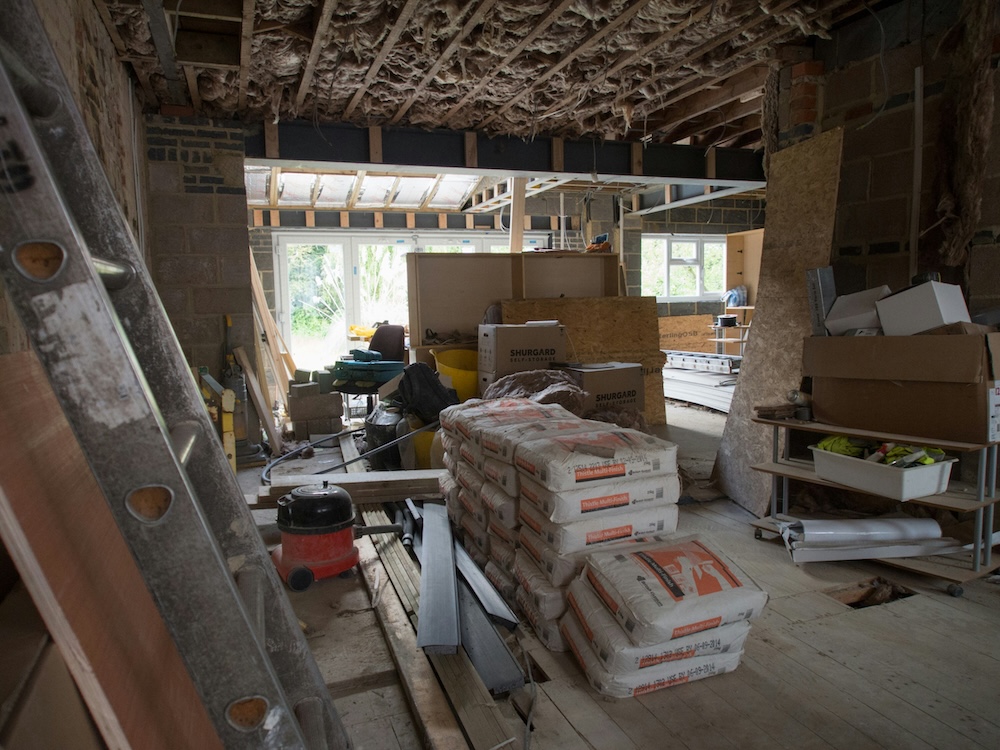 Indústria de materiais cresce em novembro, mas projeta retração no fechamento de 2025 – Foto de <a href="https://unsplash.com/pt-br/@brett_jordan?utm_source=unsplash&utm_medium=referral&utm_content=creditCopyText">Brett Jordan</a> na <a href="https://unsplash.com/pt-br/fotografias/uma-sala-cheia-de-muitas-caixas-e-uma-escada-l0cqKLdCYgk?utm_source=unsplash&utm_medium=referral&utm_content=creditCopyText">Unsplash</a>