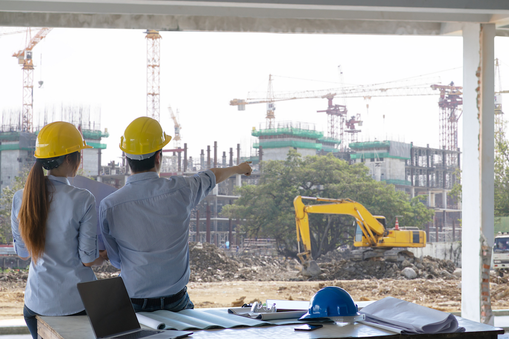 Quais aspectos do terreno avaliar na elaboração do briefing em projetos de construção?