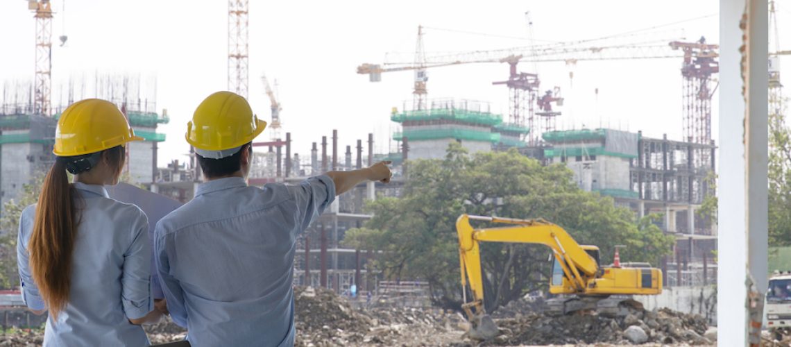 Quais aspectos do terreno avaliar na elaboração do briefing em projetos de construção?